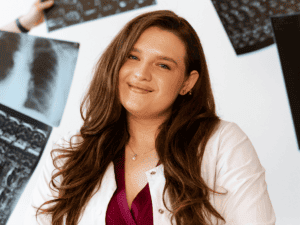 Співачка iSKra отримала диплом лікаря та розповіла, як насправді працює наш голос